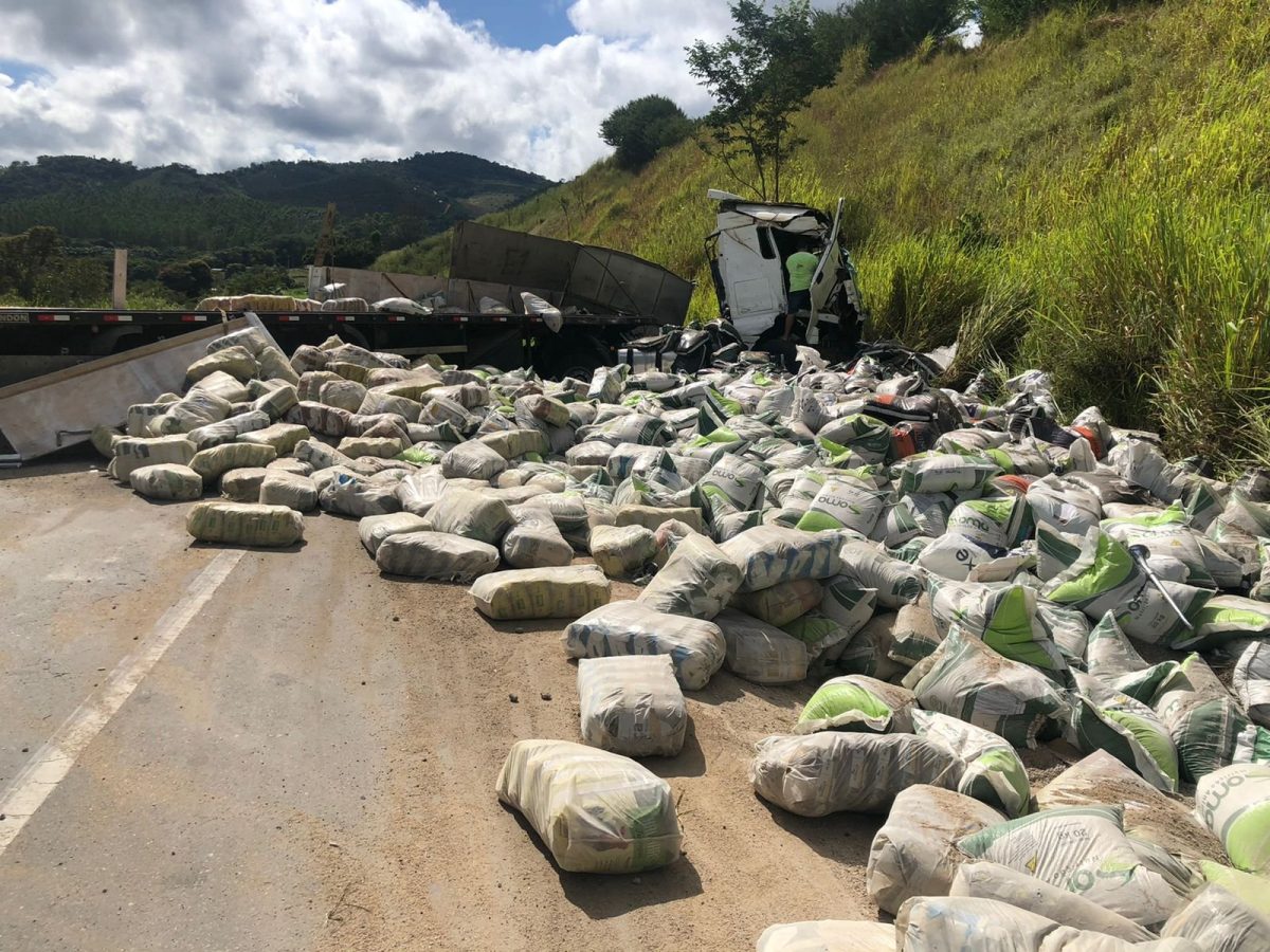 Carreta de Manhuaçu se envolve em acidente na BR 116 Portal dos Distritos