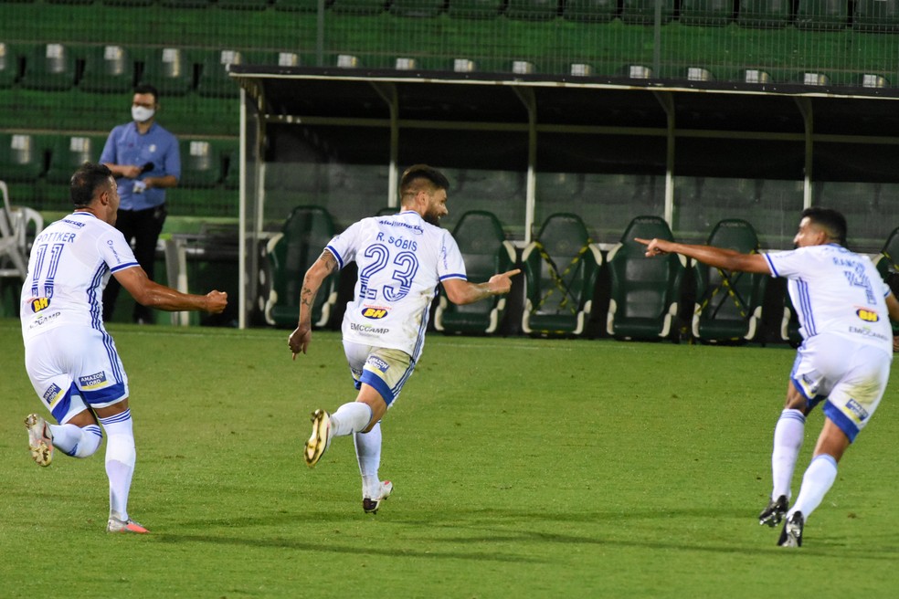 Cruzeiro desbanca líder, vence Chape e mantém sequência invicta na Série B