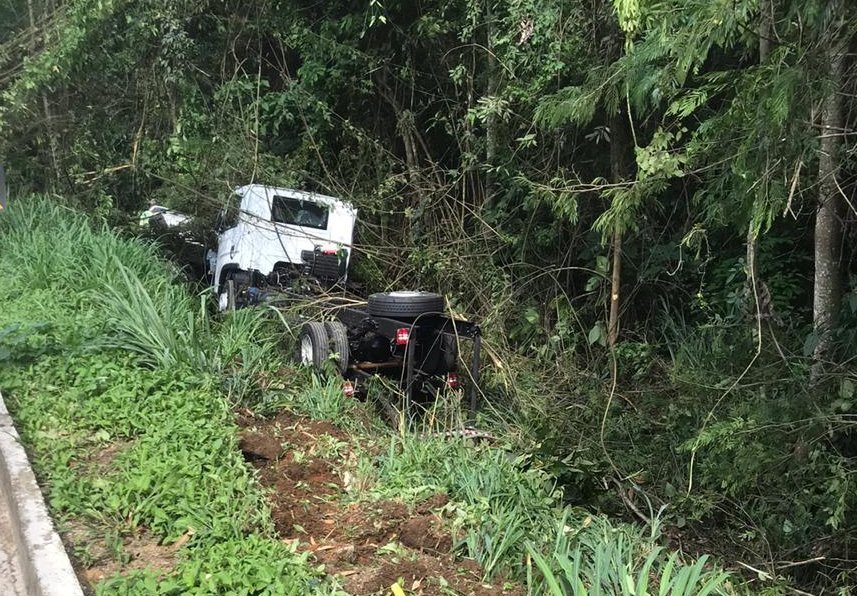 Caminhoneiro sofre ferimentos em acidente na 116