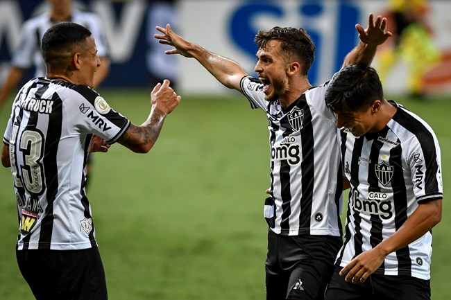 Atlético supera retranca, vence Coritiba e segue vivo na luta pelo título