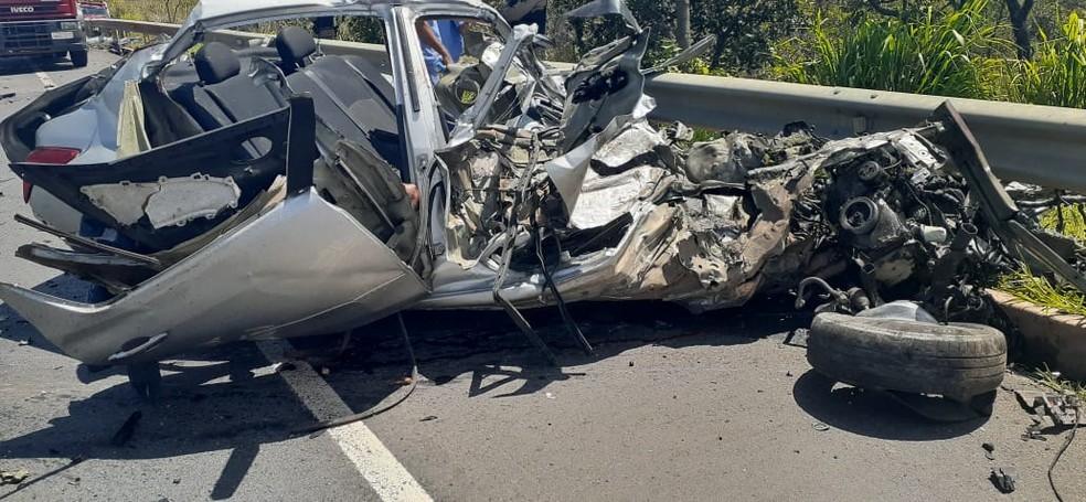 Batida entre carro e caminhão mata cinco pessoas na BR-135