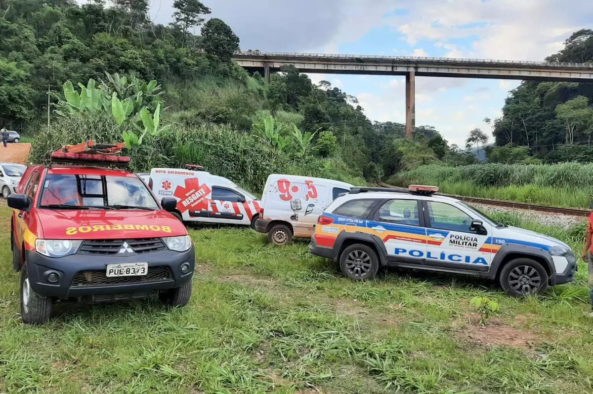 Caminhão cai de ponte na BR-381, em João Monlevade, onde ônibus matou 19