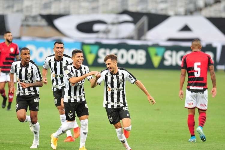 Atlético-MG vence em casa e diminui diferença para o líder São Paulo