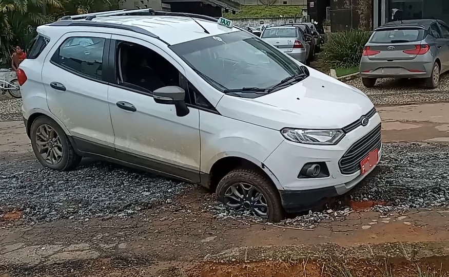 Buraco causa transtorno e prejuízo para motorista em Manhuaçu