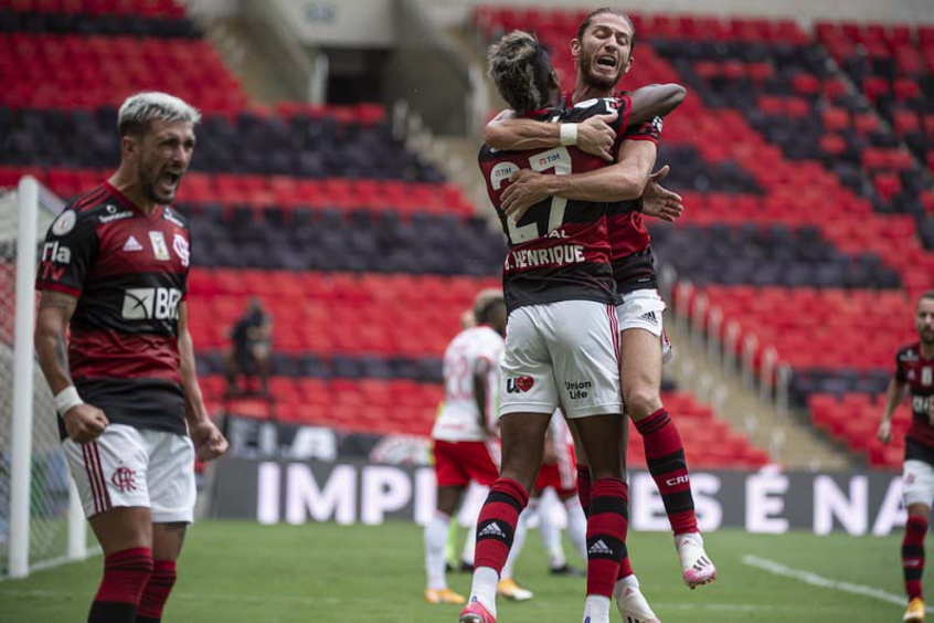 Flamengo vence Internacional de virada e fica perto do bicampeonato brasileiro