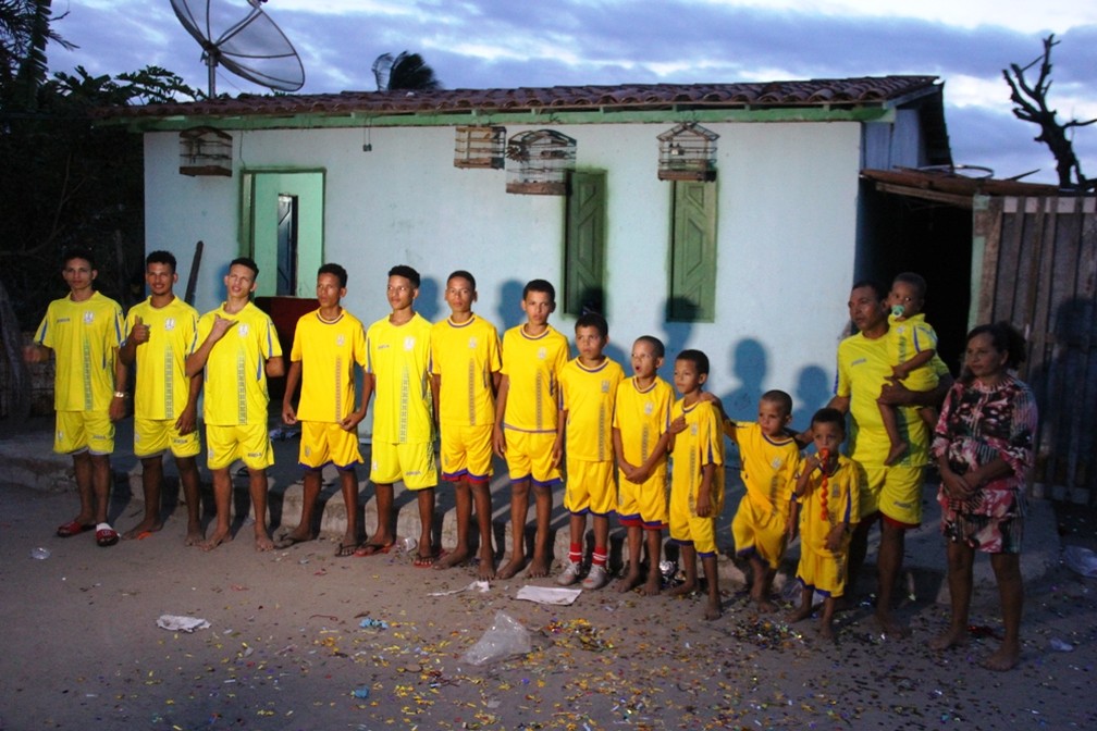 Casal dos 13 filhos com nomes iniciados com letra ‘R’ por causa de ex-jogadores aumenta ‘time’ e ganha uma menina