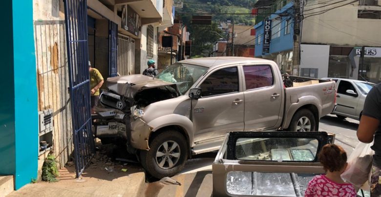 Condutor perde controle e colide caminhonete contra estabelecimento em Manhuaçu