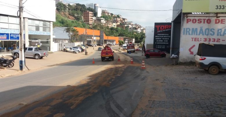 Bombeiros atuam em derramamento de óleo na Tancredo Neves