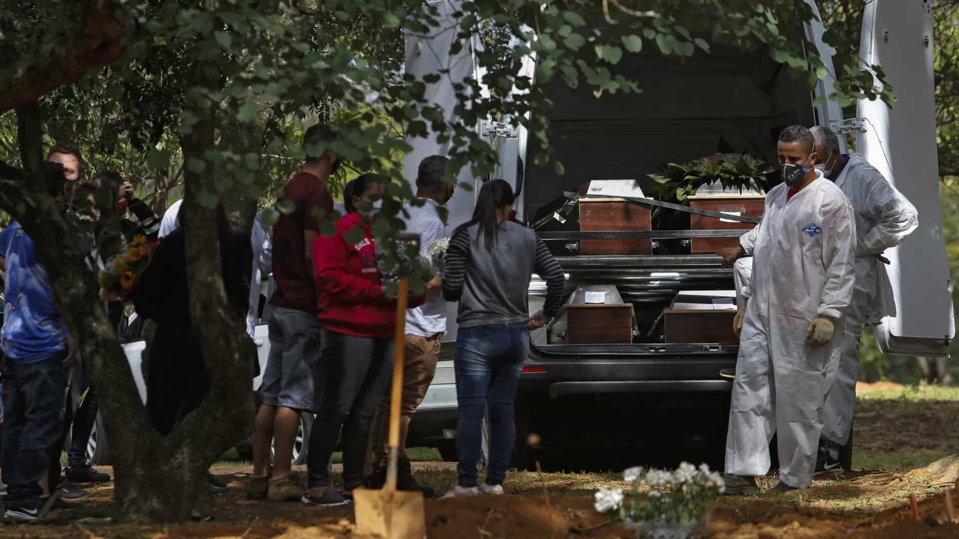 Com 3.462 mortes por covid em 24h, média móvel se mantém acima de 3 mil óbitos