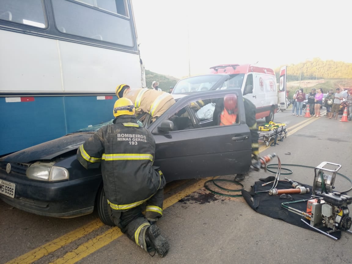 Colisão entre ônibus e carro é registrada MG-329