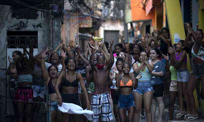 Bolsonaro parabeniza polícia após operação que deixou 28 mortos no Rio