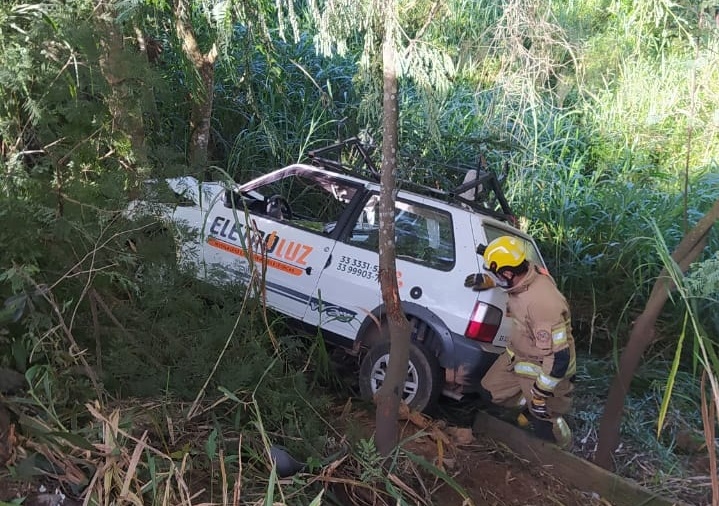 Corpo de Bombeiros resgatam mulher após carro cair em ribanceira na BR-262