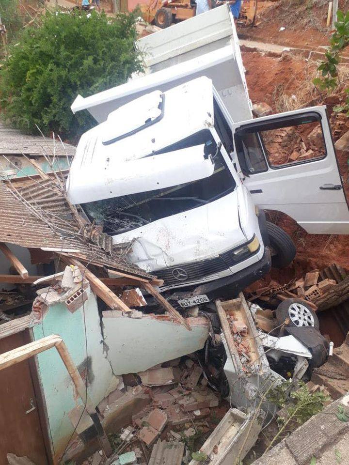 Motorista é inabilitado: caminhão fica desgovernado, atinge e arrasta carro e os dois caem em barranco, destruindo parcialmente uma casa