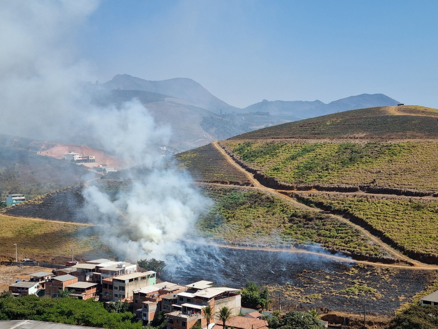 Queimadas em Manhuaçu pioram o clima seco do inverno e causam danos