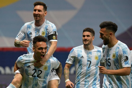 Goleiro Martínez brilha nos pênaltis e Argentina encara o Brasil na final da Copa América