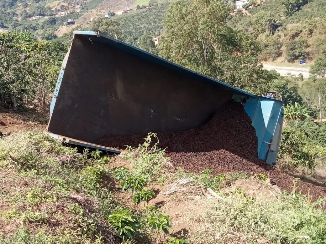 Homem fica gravemente ferido após caminhão descer ribanceira em lavoura de café