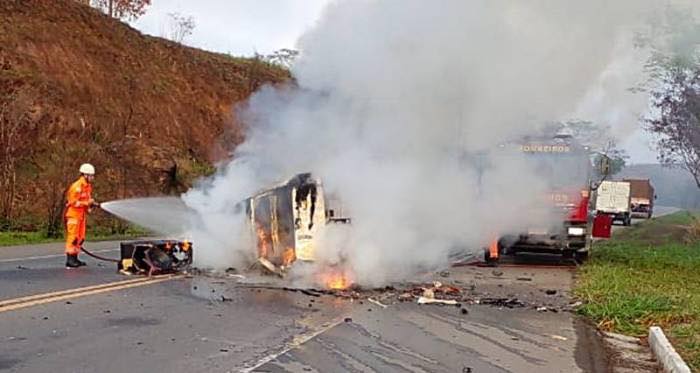 Motoristas morrem carbonizados após carros colidirem e explodirem na BR-116