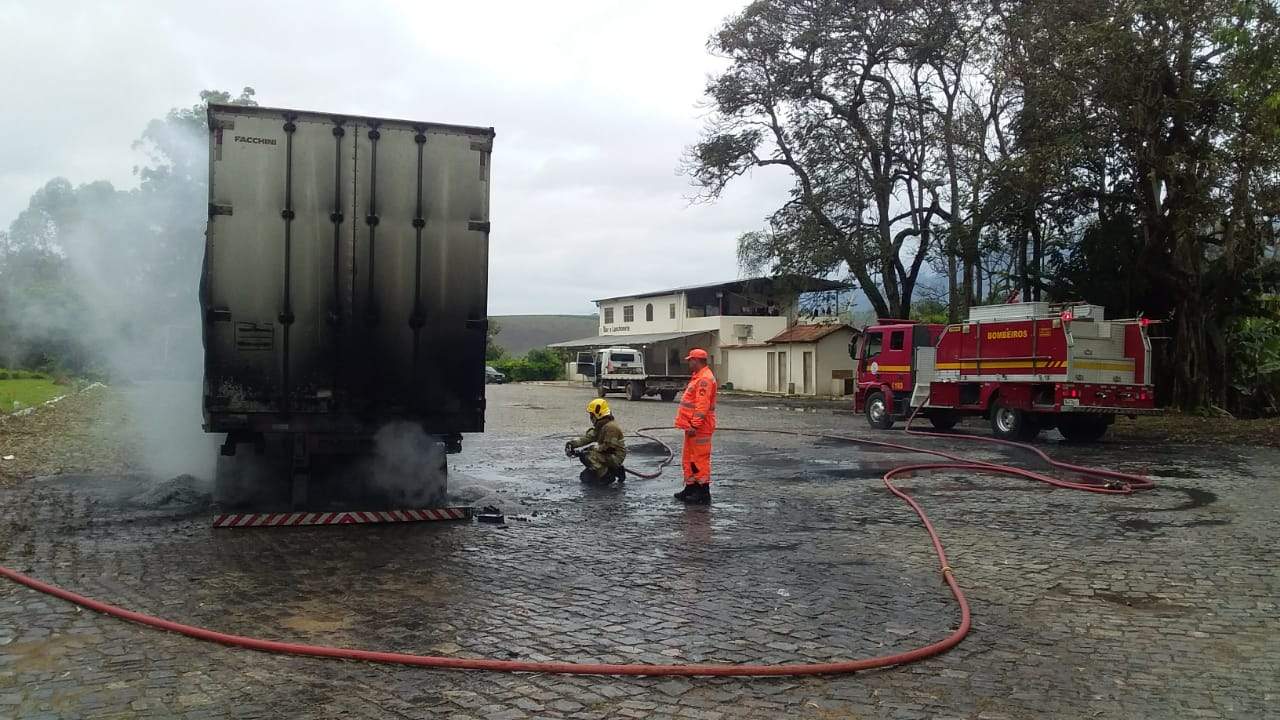 Bombeiros controlam incêndio em carreta em São João do Manhuaçu