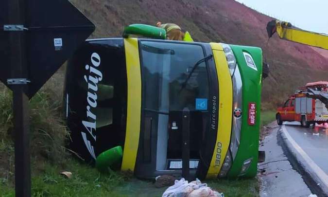 Ônibus tomba na BR-040, mata uma mulher e fere 44 pessoas