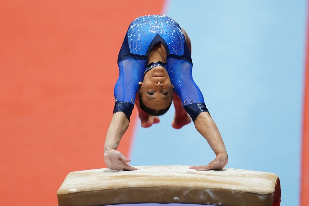 Rebeca lidera em 2 aparelhos e vai a 3 finais no Mundial de ginástica