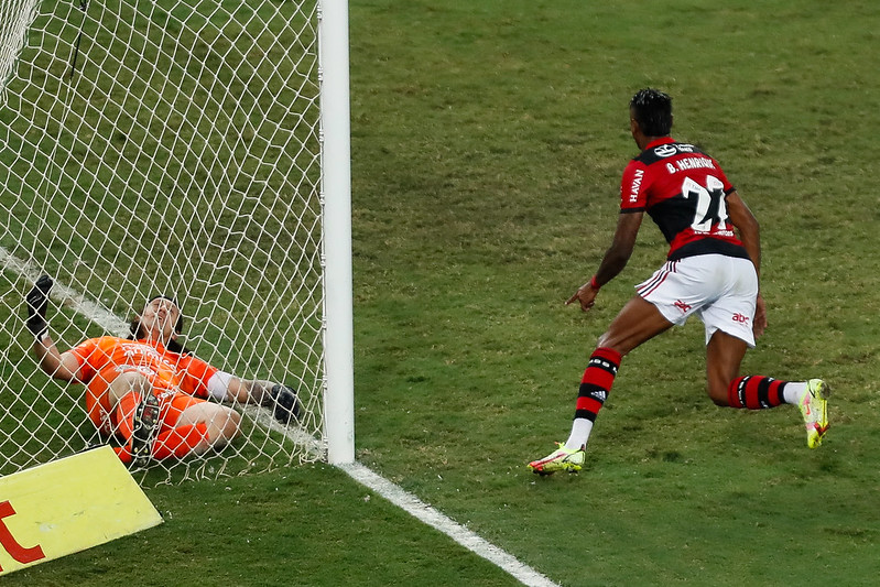 Flamengo vence o Corinthians em despedida do Maracanã antes de Libertadores