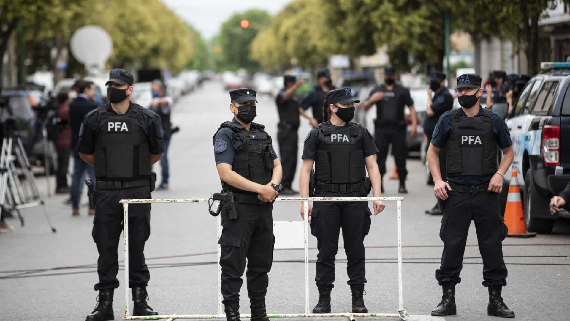 Grupo lança bombas na sede do jornal argentino Clarín, em Buenos Aire