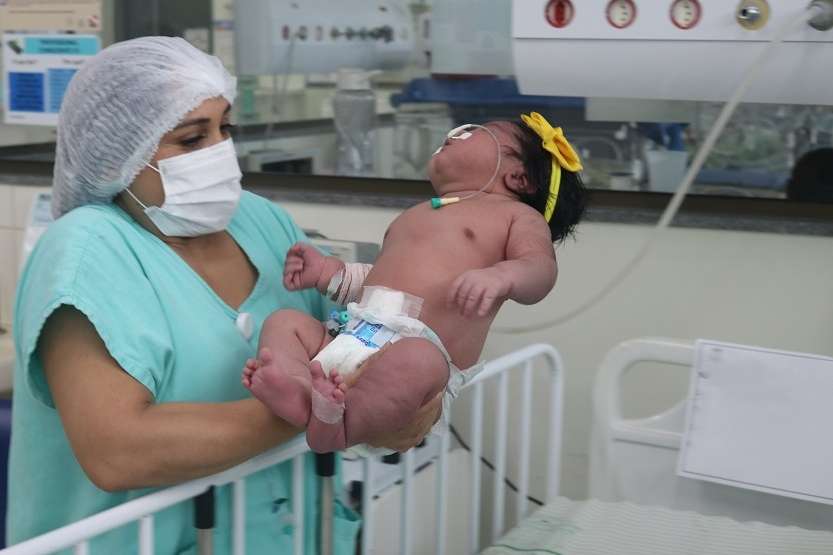 Mulher dá à luz bebê de 7kg e surpreende médicos