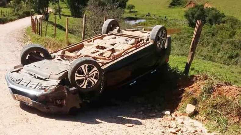 Com suspeita de embriaguez, prefeito capota carro oficial