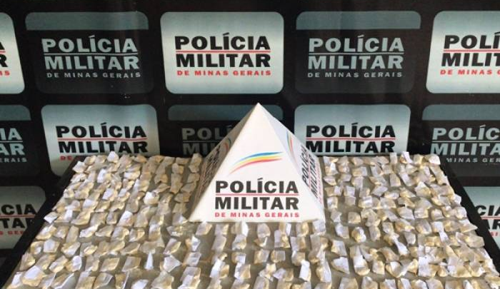 PM intercepta recebimento de drogas e mais de 260 papelotes de cocaína são apreendidos