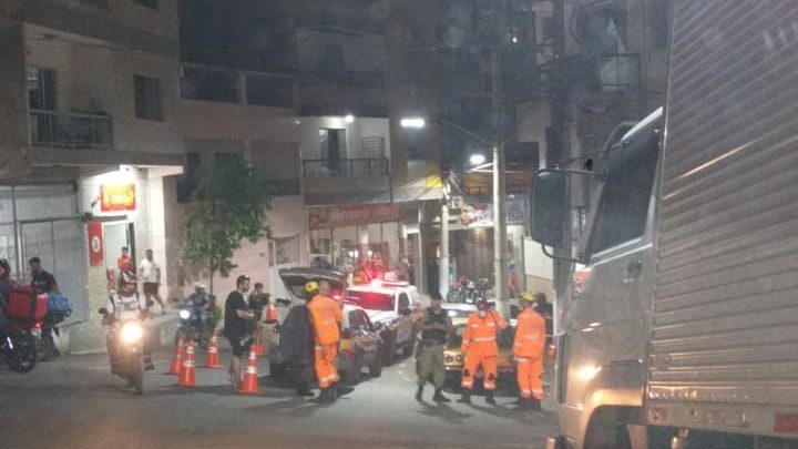 Após tentar agredir policiais, homem é baleado no Bairro Colina