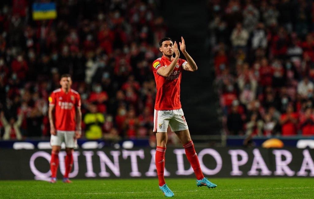 Jogador ucraniano é ovacionado no Estádio da Luz e vai às lágrimas; assista