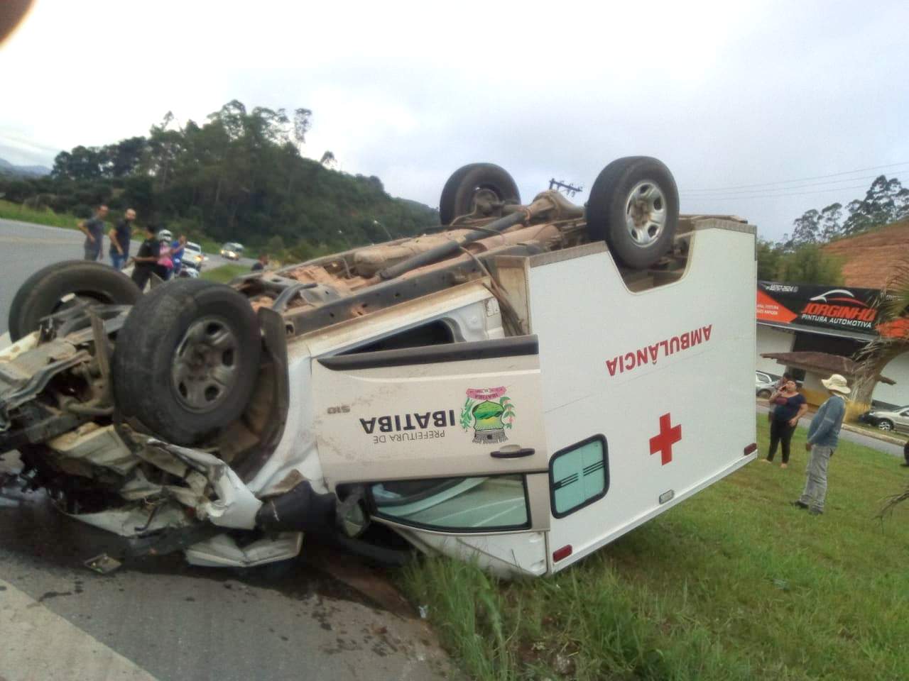 Acidente na BR-262 causa uma morte: carro e ambulância