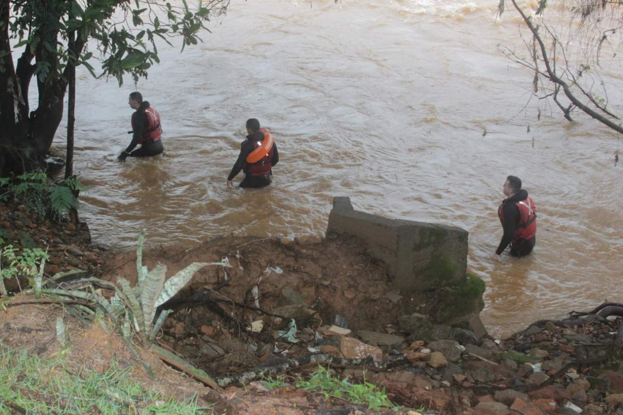 Inconformado com separação, pai agride filha, joga criança no rio e se atira em seguida