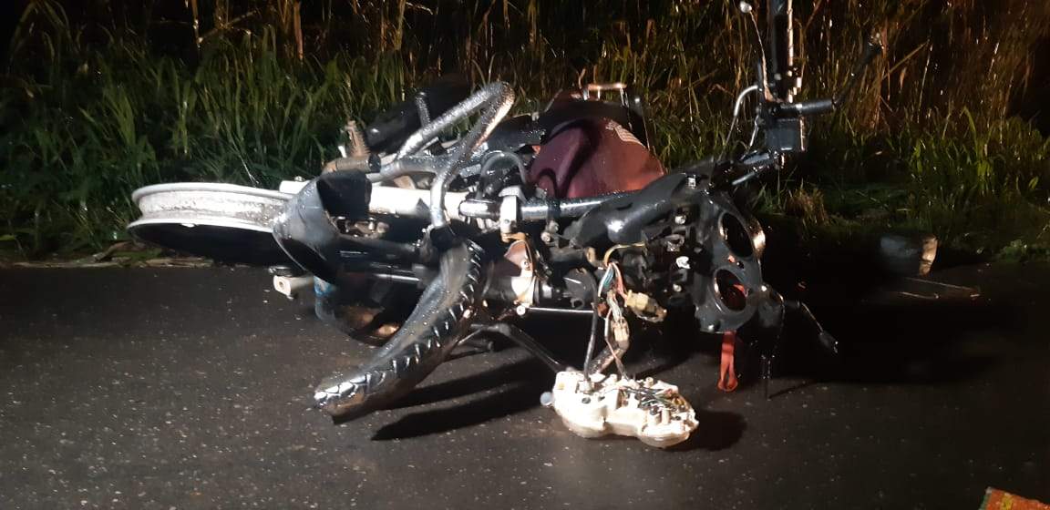 Jovem morre em grave acidente entre moto e carreta na BR-116