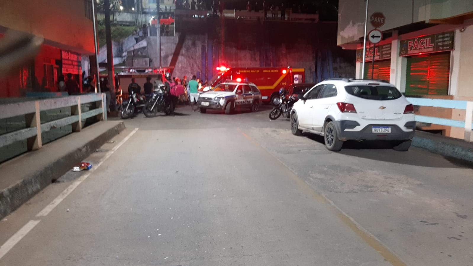 Motorista bate carro em muro e sofre ferimentos graves