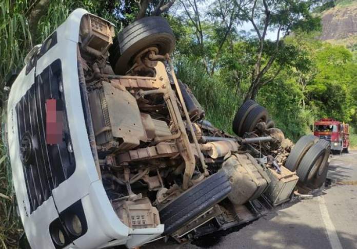 Caminhão de Manhuaçu tomba na BR-356