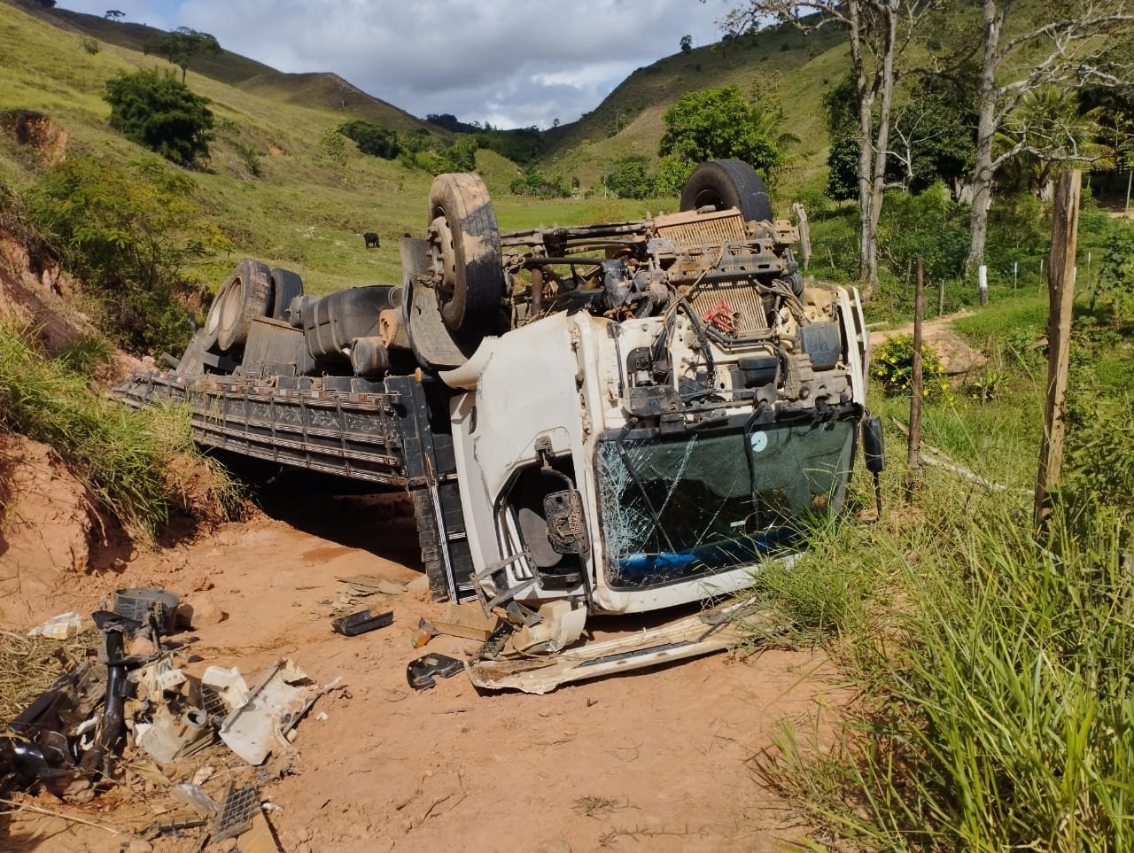 Caminhão furtado em Realeza é localizado tombado próximo a MG-111