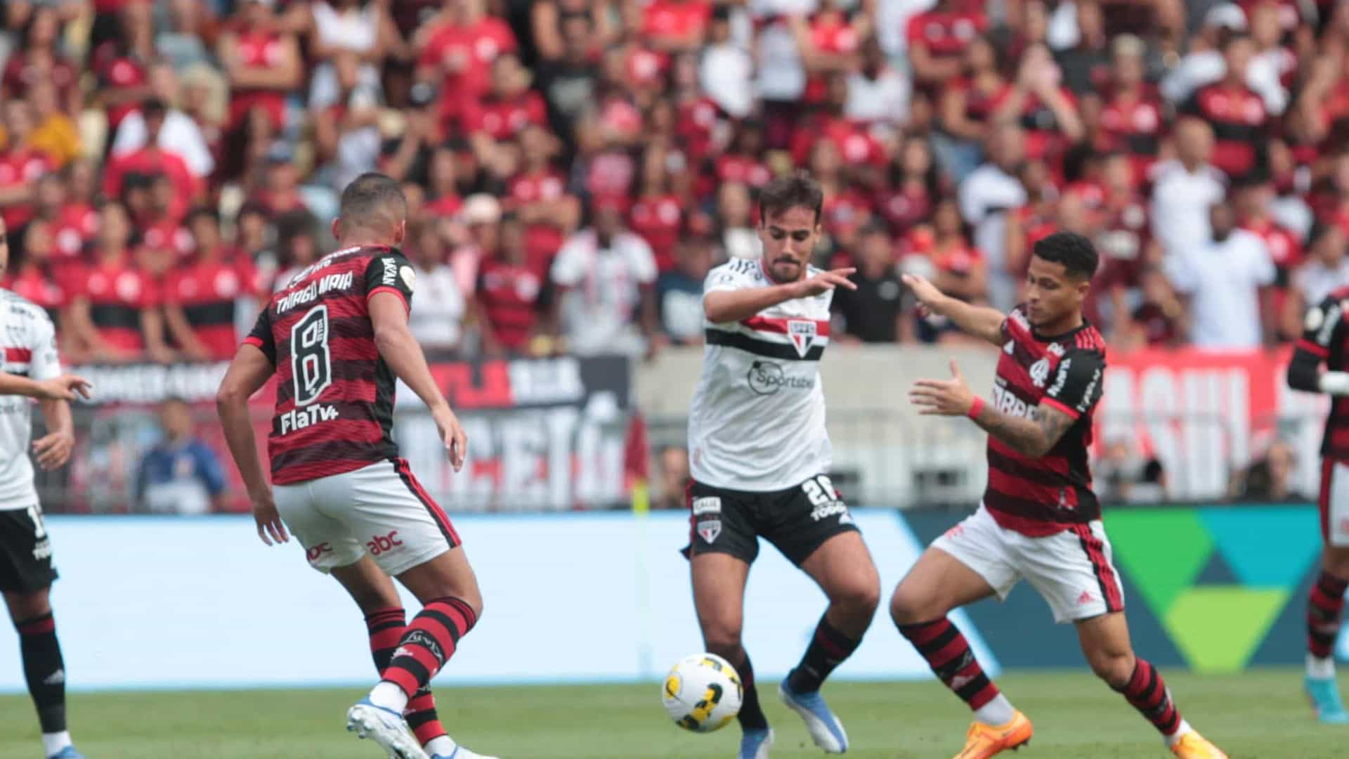 Flamengo domina São Paulo e vence no Maracanã