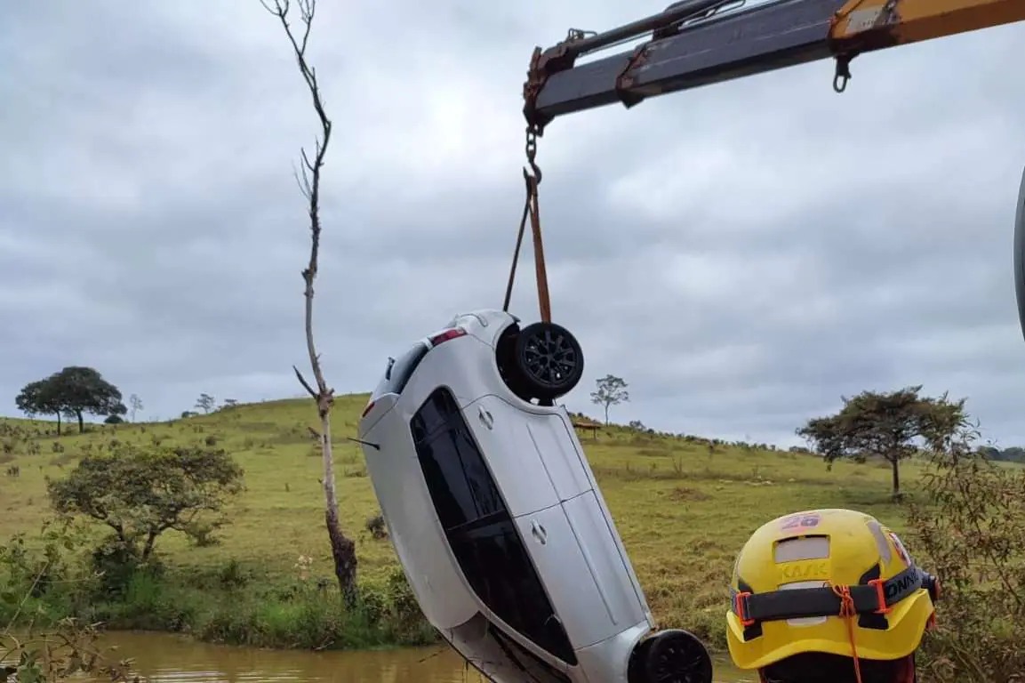 Aniversariante e outras três pessoas morrem após carro cair em lagoa em Minas