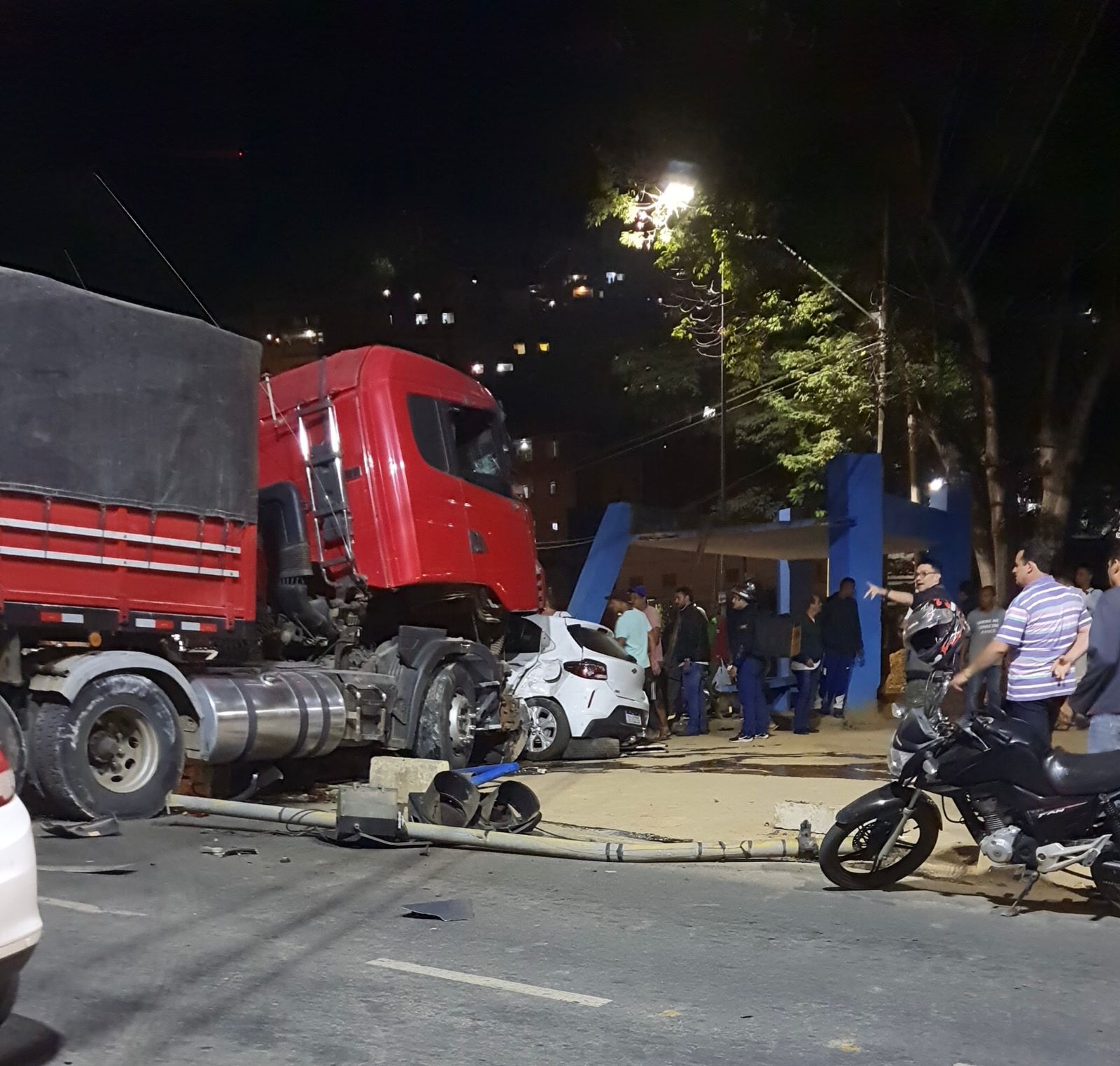 Acidente grave envolvendo dois veículos e uma carreta na entrada do Alfa Sul em Manhuaçu