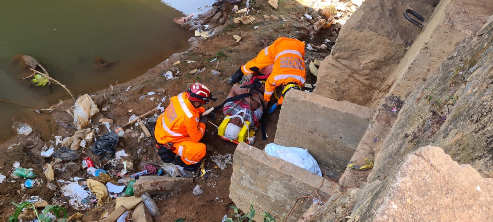 Bombeiros atendem vítima de queda de altura em Manhuaçu