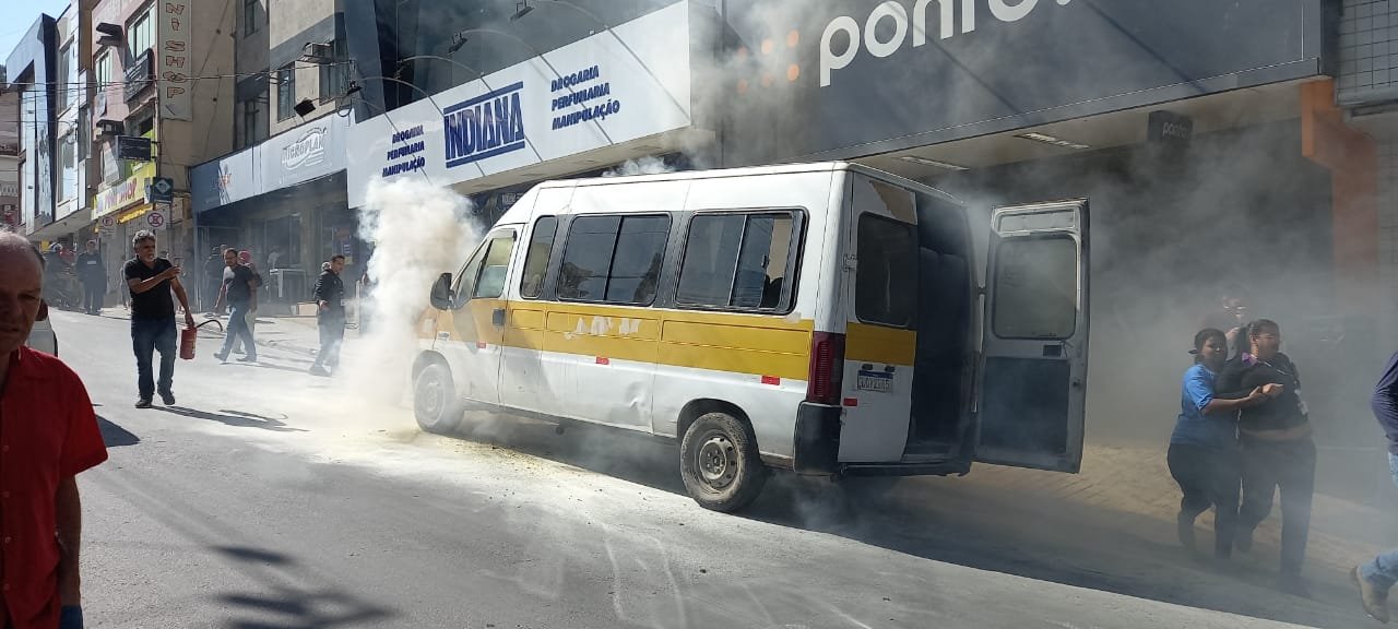 Van escolar pega fogo no centro de Manhuaçu