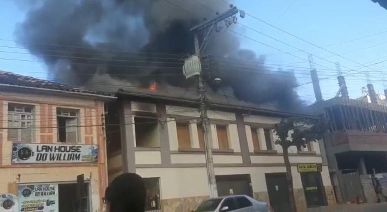 Casarão pega fogo em Simonésia