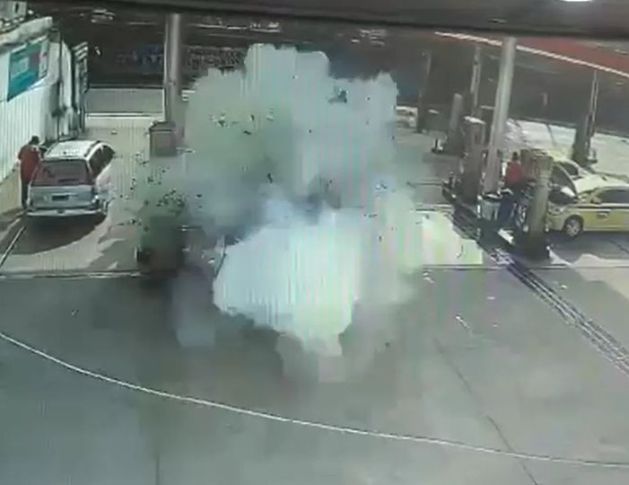 Imagens mostram momento em que carro explode em posto de combustíveis