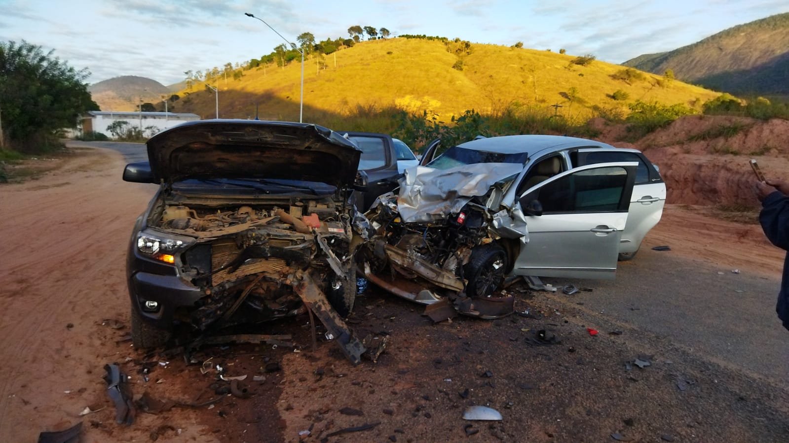 Colisão na estrada de Pocrane deixa cinco feridos e uma pessoa morta