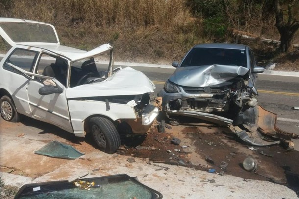 Cinco pessoas ficam feridas em acidente entre dois carros na BR-116