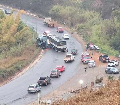 Acidente com duas pessoas gravemente feridas na BR-262, em Manhuaçu