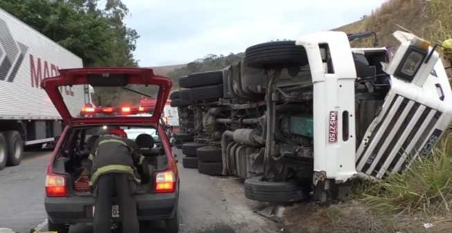 Motorista fica preso às ferragens em acidente na BR-116, em Santa Rita de Minas