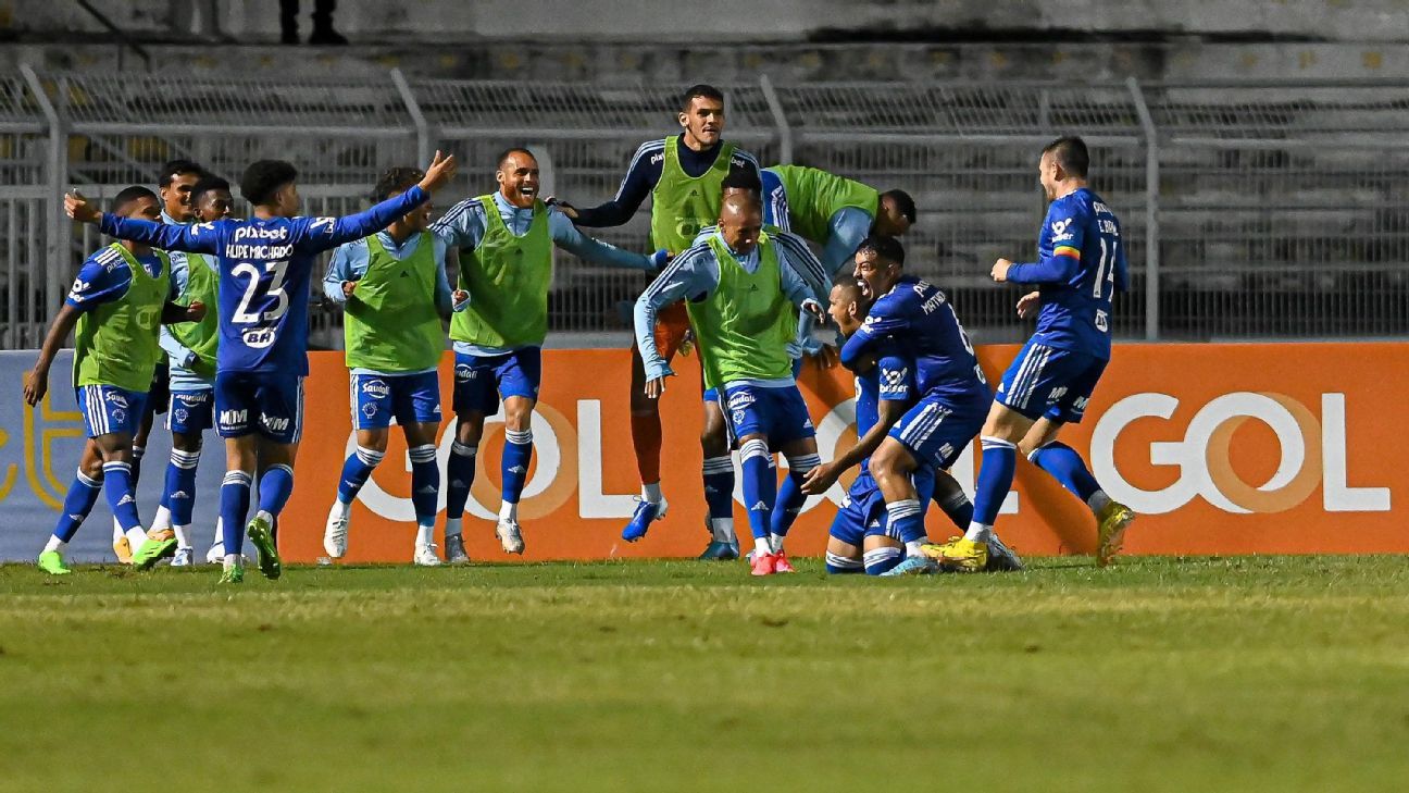 Cruzeiro sai atrás, vira o jogo para goleada e pode ser campeão já nesta sexta-feira