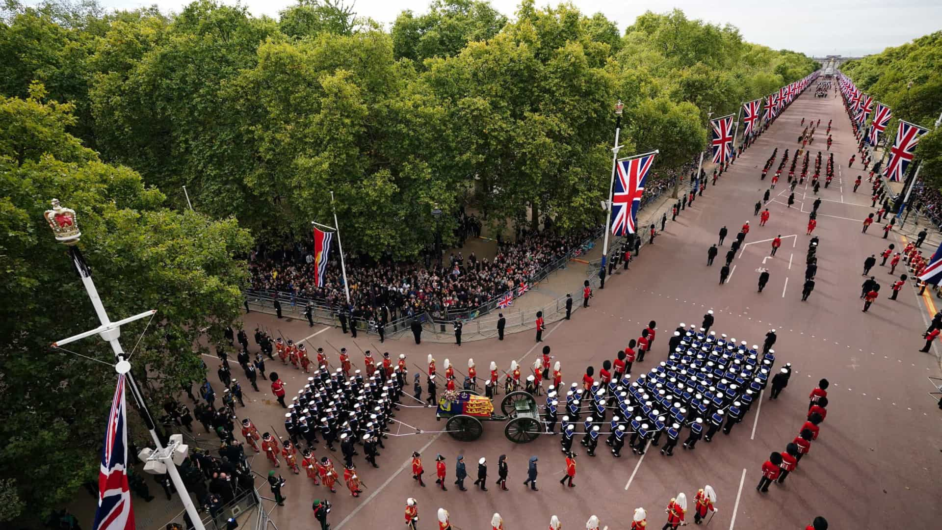 Britânicos dão último adeus a Elizabeth 2ª, rainha mais duradoura do Reino Unido